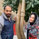 Melika Sharifinia Instagram – مهدی آذرپندار مدیر گروه فیلم و سریال شبکه سه سیما درباره حواشی یک هفته‌ اخیر پیرامون سریال «کتونی زرنگی» که منجر به توقف پخش این سریال شد، به خبرنگار مهر گفت: همانطور که شبکه سه بدون درنگ و با قاطعیت در برابر کامنت توهین‌آمیز کارگردان این سریال در فضای مجازی موضع گرفت و پخش سریال را داوطلبانه متوقف کرد، با همان قاطعیت نظر شبکه این است که این سریال مشکل فنی و محتوایی ندارد؛ مگر اینکه نقد و شوخی با رویه‌های غلط در دولت و مجلس را در این سریال، اشکال محتوایی بخوانیم!

وی افزود: تهیه‌کننده‌ سریال «کتونی زرنگی» محمدرضا شفاه و نویسندگان جوان و حزب‌اللهی و مستعد آن محسن ملکی و حسین حقیقی از خوشنام‌ترین چهره‌های جبهه‌ فرهنگی انقلاب در حوزه‌ مدیریتی، فیلمسازی و نویسندگی بوده و هستند و بدیهی است از چنین ترکیبی، یک اثر غیرقابل پخش از جهت محتوایی درنخواهد آمد. حتی کارگردان سریال هم که آن موضع تند از او منتشر شد و البته تا امروز دوبار بابت آن عذرخواهی کرده است، تا قبل از آن موضع‌گیری به‌عنوان فیلمساز برگزیده‌ جشنواره‌ عمار شناخته می‌شد و فیلم «قندون جهیزیه‌»‌ او بارها و بارها از رسانه‌ ملی پخش شده بود.

آذرپندار با اشاره به اظهارنظرهای هفته گذشته در مورد کیفیت سریال ادامه داد: جالب است بدانید که تا همین امروز، تنها پنج قسمت راف کات شده از سریال «کتونی زرنگی» تحویل نهادهای نظارتی سازمان شده است و اظهارنظرها بر اساس همین پنج قسمت نهایی نشده است. عجیب اینکه ظاهرا دوستان بر همین اساس، به قضاوت کاملی از کیفیت این سریال که بودجه‌ بیت المال صرف آن شده، رسیده‌اند و هیچ درخواستی هم مبنی‌بر ارسال باقی قسمت‌ها به ما نداشته‌اند!

وی همچنین بیان کرد: البته ممکن است دوستانی در جواب بنده، مصاحبه کنند و بگویند بر اساس همین پنج قسمت به این تحلیل رسیده‌اند که کار کلا قابل‌پخش نیست. سوال اساسی من اینجاست که آیا این پول صرف‌شده از جیب مردم، ارزش یک دور بازبینی کامل را هم نداشت؟ برای توقیف یک سریال مصوب آیا بهتر نیست لااقل یک بار آن را از اول تا آخر ببینیم؟

این مدیر شبکه سه سیما در ادامه بیان کرد: معتقدم پخش سریال «گاندو» از شبکه‌ سه که بدون نظارت نهادهای نظارتی سازمان صداوسیما تولید و البته تنها با هماهنگی با رئیس سازمان پخش شد، باعث حساسیت‌هایی شده که روند تولید چنین سریال‌هایی را برای شبکه سه سخت‌تر کرده است. کتونی زرنگی هم مشمول همین حساسیت‌ها شد. تا جایی که با بازبینی پنج قسمت راف‌کات، در مورد آن جمع‌بندی می‌شود و سریال به محاق توقیف می‌رود! 
ادامه در کامنت اول 👇