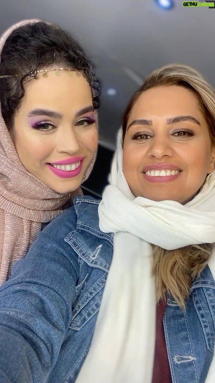 Melika Sharifinia Instagram - . آخرین چشمچشم! خداحافظی با گندی ♥️ . نیوکمپ تموم شد رفقا نظری فحشی چیزی دارین در خدمتم 😅 . . با فاطیمای قشنگ و مهربونم، گریمور اختصاصی گندی خانوم 💋 . مرسی از امیدگلزاده عزیزدل بابت طراحی این گریم زیبا و تخصصش در پلنگپروری! 😅🌹 . . پن: فاطیما خانوم هاچیدی با اون چشم چشم کردنت! 😅😅😅 تمرین کن عزیزِ من الکی که نیستتتت!! 😬 . . . #نیوکمپ #گندی #چشم #عشق
