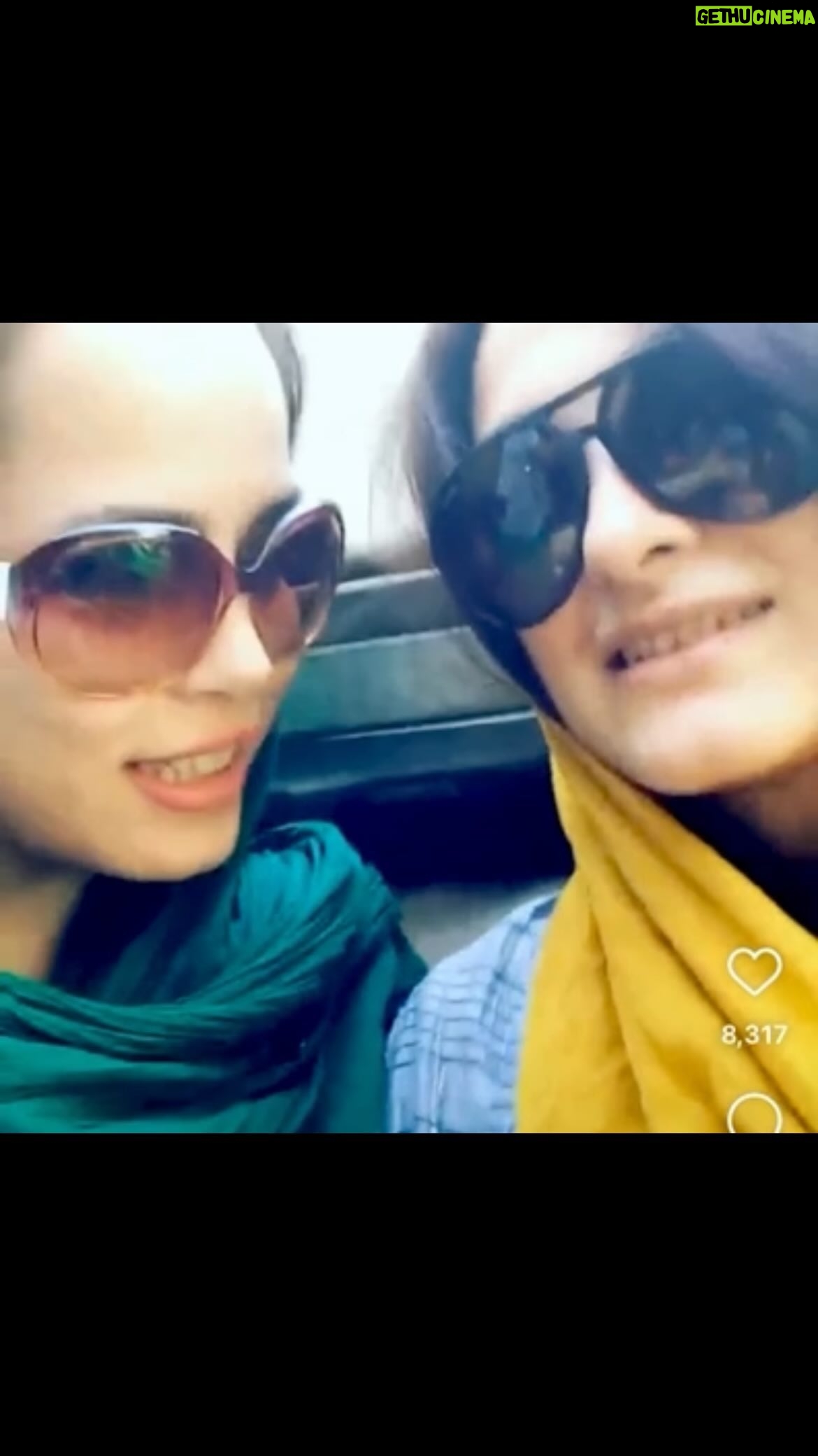 Melika Sharifinia Instagram - . یادگاری از سالیان دور با صمیمیترین 🥰 تولدت مبارک عشق قشنگ و هنرمند من که برای همه چیز همین قدر ذوق میکنی و در نهایت بازهم راضی نیستی! 😅 بینهایت دوست دارم رفیق و همپای دیروز تا امروز و فرداها ♥️ @anahitadorri 💋 #تولد #عشق #رفیق