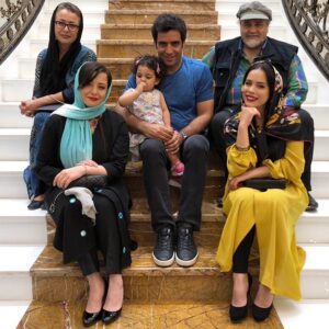 Melika Sharifinia Instagram - ا
یک شب به یاد ماندنی 
جشن پایانی سریال پاهای‌بی‌قرار 
در کنار آقای هادی مهربان و نازنین 🌹
و سوفیا خانوم جذابشون (معروف به پیدر!) 😍
همراه با خانواده ی عزیز و بی‌نظیرم ❤️
که دعوت آقای هادی و من رو پذیرفتن 
و در کنارمون بودن 🙏🏻😌🌹
ا 
ا
🧥👈 @olga.gallery ❤️