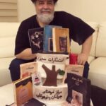 Melika Sharifinia Instagram - . برای من، واژه‌ی پدر بیش از هر چیز سمبل دانش است سمبل هنر و خلاقیتِ مدام از روزی که چشم باز کردم در زندگی‌ام، کتاب دیدم و شعر و خط و نقش و رنگ کودکی من کودکی عجیبی بود و جذاب‌ترین زمانش به پرسه زدن در اتاقی گذشت که دیوارهایش، از کتابخانه بود چون خانه‌ی ما یک اتاق بیشتر نداشت و جایی برای آن‌همه کتاب نبود اما در خانه‌ی کوچک ما همیشه «خلاقیت‌» بود که نتیجه‌اش شد جذاب‌ترین مأمن دنیا اتاق کاری شلوغ و سحرآمیز به نام پدر به کام من! هر روز به شوق کشف نادیده‌ها در مأمن غرق می‌شدم و هر شب با دستی پر از رنگ و چوب و مُغار یواشکی نمی‌خوابیدم! آن جهانِ کتابخانه‌ای بهشتِ من شده بود و کتاب‌هایی که او از هیچ برای نوجوانان پرورانده بود درس‌های روزمره‌ام کتاب‌هایش، آه... کتاب‌هایش کتاب‌هایی پر از حرف و نقش و نگار همراه با ناشنیده‌های بسیار و عجب درس‌های سختی بود شاید هم من زیادی کوچک بودم برای ادبیات پُر‌مفهوم‌شان کتاب‌های دیگرِ دیوارِ بهشت که هیچ برای من حتی یک خط‌شان هم فهمیدنی نبود با سوادِ هفت، هشت ساله‌ی نیمه‌کاره‌ام و موضوعاتِ فلسفی و عجیب‌شان اما باز، با سماجت هر روز نگاه‌شان می‌کردم ورق می‌زدم‌شان زندگی‌شان می‌کردم دلم می‌خواست درک‌شان کنم و بفهمم چرا آن‌قدر برایش مهم‌اند چه چیزی درشان موج می‌زند که باعث شده تمام‌شان را از بر باشد چه حرف عجیبی در آن‌هاست که باعث شده جواب همه‌ی سوال‌ها را بداند… حال که دیگر هم‌سنِ آن سال‌هایش شده‌ام تنها می‌نشینم و لیوان چایی در دست به خودِ آن روزهایم لبخند می‌زنم و می‌گویم حسابی شانس آوردی که خدا خدای معرکه‌ی یکتا چنین پدری را برایت برگزید وگرنه معلوم نبود در کجای زندگی‌ات به این بینش می‌رسیدی شاید خیلی دیر... شاید هرگز دیگر سالیان سال است که فهمیده‌ام جوابِ تمام سوال‌های جهان در بی‌نهایتِ کتاب‌هاست و هر قدر هم که بخوانی و بدانی در مقابل دانستنی‌های بی‌پایانش باز کم است و هنوز هم که هنوز است به وقتِ سرگردانی‌ام میانِ نادانسته‌ها «او» خود، کتابِ زنده‌ای‌ست در جواب همه‌ی سوال‌ها و این خود هدیه‌ی معرکه‌ای‌‌ست برای من از طرف خدا ♥️ ا ا تولدت مبارک خوندنی‌ترین مرسی از خلاقیت و دانشی که هر لحظه در زندگیم جاری بوده و هست به لطف تو 💋 ا ا ساخت کیک زیبا از @rolleta_cake 🙏🏻🌹 ا #تولد #محمدرضاشریفی_نیا #کتاب_هایش!👆 #ملیکا_شریفی_نیا #مهراوه_شریفی_نیا #مبارک #عشق #زندگی #بمون_برامون #♥️
