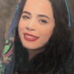 Melika Sharifinia Instagram - ا کارم تموم شده بود و عجله داشتم سعید(گریمورمون) گفت ملیکا می تونی یه کم صبر کنی؟ یه خانومی نقاشیتو کشیده و داره میاره برات گفتم وای دستش درد نکنه حالا چیکار کنم آخه خیلی عجله دارم... می خوای تو ازش بگیر بعد من دیدمت ازت بگیرم و رفتم که وسایلمو بردارم ، چون واقعا دیرم بود چند دقیقه بعدش باز پرسیدم نرسید؟ گفت نه اگه عجله داری برو من می‌گیرم عیبی نداره باید زودتر میومد گفتم خیلی عذرخواهی و تشکر کن ازشون تا بگیرمش ازت و خودم تلفنی تشکر کنم همینطور که داشتم آماده ی رفتن می‌شدم با خودم گفتم واقعا که ! تو خودت نقاشی !!ا اگر خودت بودی دوست داشتی کاری که اینهمه روش وقت گذاشتی و با عشق کشیدی رو به کس دیگه ای بدی ؟ و لذت دیدن لبخند شیرین اون آدم رو موقع دیدنش از دست بدی ؟ دیدم نه... نمیشه ! با هر چی این کارو بکنم با نقاشی نمی‌تونم ! با اینکه خیلی عجله داشتم ولی می‌دونستم اگر صبر نکنم از عذاب وجدان می‌میرم و به خودم بدهکار می‌شم پس وایسادم ، خودمو مشغول کردم و چند تا زنگ زدم تا وسطاش دیدم سمیرا خانوم زیبا و هنرمند با این نقاشی حرفه‌ای و معرکه داره بهم نزدیک میشه👏🌹 واقعا از دیدنش ذوق کردم گفتم وااای چقدر زیباست ، پاستله ؟ گفت بله ، گفتم اینجوری نمیشه باید عکسشم بگیرم و عکسشو گرفتم ، برای شما... چون دلم می‌خواست لذت دیدن این کار زیبا رو باهاتون تقسیم کنم تا ببینید گاهی اوقات در زندگی ، «صبر» چه اتفاقات جذاب و دل‌انگیزی رو می‌تونه به همراه داشته باشه 😌 @samira70_sh ❤️🙏🏻🌹 ا چون زاویه‌ی نقاشی توی عکس خوب نیست عکس خودشم گذاشتم که ببینین چقدر خوبه 🌹