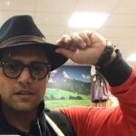 Melika Sharifinia Instagram - . جانِ جانان من از بچگی تا امروز نگاهِ مراقب تو، لحظه‌ای از من دور نشده همدم روزهای سخت و عجیب کودکی مرسی که ۹ ماه تموم، تو برف و بارون و جنگل و غار و آبشار مواظب شیطنت‌های بی‌شمار من بودی و زنده نگهم داشتی! هیچ‌وقت روزی رو که از ذوق، با کله پریدم توی اون آبشار وحشتناک و نزدیک بود برم که رفته باشم، یادم نمی‌ره وسط اون‌همه ترس و دست و پا زدن یهو دیدم رو هوا بلند شدم و رفتم تو خشکی همون لحظه، بدون این‌که نگاه کنم می‌دونستم تو نجاتم دادی در حالی که خودتم بچه بودی و می‌تونستی بری دنبال شیطنت خودت ولی تو، حتی یک لحظه از من غافل نشدی! تو همیشه بودی همیشه هستی و همیشه خواهی بود . صبورترین برادر دنیای من تولدت مبارک ♥️ خدا رو شکر می‌کنم که با وجود پر مهر تو نذاشت حسرت برادر به دلم بمونه بمون برام و بدرخش مثل همیشه @hanifsoroori 🌹 . . #تولد #برادر #عزیز #اردیبهشت