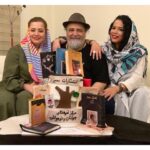 Melika Sharifinia Instagram - . برای من، واژه‌ی پدر بیش از هر چیز سمبل دانش است سمبل هنر و خلاقیتِ مدام از روزی که چشم باز کردم در زندگی‌ام، کتاب دیدم و شعر و خط و نقش و رنگ کودکی من کودکی عجیبی بود و جذاب‌ترین زمانش به پرسه زدن در اتاقی گذشت که دیوارهایش، از کتابخانه بود چون خانه‌ی ما یک اتاق بیشتر نداشت و جایی برای آن‌همه کتاب نبود اما در خانه‌ی کوچک ما همیشه «خلاقیت‌» بود که نتیجه‌اش شد جذاب‌ترین مأمن دنیا اتاق کاری شلوغ و سحرآمیز به نام پدر به کام من! هر روز به شوق کشف نادیده‌ها در مأمن غرق می‌شدم و هر شب با دستی پر از رنگ و چوب و مُغار یواشکی نمی‌خوابیدم! آن جهانِ کتابخانه‌ای بهشتِ من شده بود و کتاب‌هایی که او از هیچ برای نوجوانان پرورانده بود درس‌های روزمره‌ام کتاب‌هایش، آه... کتاب‌هایش کتاب‌هایی پر از حرف و نقش و نگار همراه با ناشنیده‌های بسیار و عجب درس‌های سختی بود شاید هم من زیادی کوچک بودم برای ادبیات پُر‌مفهوم‌شان کتاب‌های دیگرِ دیوارِ بهشت که هیچ برای من حتی یک خط‌شان هم فهمیدنی نبود با سوادِ هفت، هشت ساله‌ی نیمه‌کاره‌ام و موضوعاتِ فلسفی و عجیب‌شان اما باز، با سماجت هر روز نگاه‌شان می‌کردم ورق می‌زدم‌شان زندگی‌شان می‌کردم دلم می‌خواست درک‌شان کنم و بفهمم چرا آن‌قدر برایش مهم‌اند چه چیزی درشان موج می‌زند که باعث شده تمام‌شان را از بر باشد چه حرف عجیبی در آن‌هاست که باعث شده جواب همه‌ی سوال‌ها را بداند… حال که دیگر هم‌سنِ آن سال‌هایش شده‌ام تنها می‌نشینم و لیوان چایی در دست به خودِ آن روزهایم لبخند می‌زنم و می‌گویم حسابی شانس آوردی که خدا خدای معرکه‌ی یکتا چنین پدری را برایت برگزید وگرنه معلوم نبود در کجای زندگی‌ات به این بینش می‌رسیدی شاید خیلی دیر... شاید هرگز دیگر سالیان سال است که فهمیده‌ام جوابِ تمام سوال‌های جهان در بی‌نهایتِ کتاب‌هاست و هر قدر هم که بخوانی و بدانی در مقابل دانستنی‌های بی‌پایانش باز کم است و هنوز هم که هنوز است به وقتِ سرگردانی‌ام میانِ نادانسته‌ها «او» خود، کتابِ زنده‌ای‌ست در جواب همه‌ی سوال‌ها و این خود هدیه‌ی معرکه‌ای‌‌ست برای من از طرف خدا ♥️ ا ا تولدت مبارک خوندنی‌ترین مرسی از خلاقیت و دانشی که هر لحظه در زندگیم جاری بوده و هست به لطف تو 💋 ا ا ساخت کیک زیبا از @rolleta_cake 🙏🏻🌹 ا #تولد #محمدرضاشریفی_نیا #کتاب_هایش!👆 #ملیکا_شریفی_نیا #مهراوه_شریفی_نیا #مبارک #عشق #زندگی #بمون_برامون #♥️