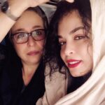 Melika Sharifinia Instagram - ا تلاش مذبوحانه‌ی عسل‌بانو برای مرتب کردن مو‌های فرفری بنده! 😂 در راه برگشت از بندر لنگه ا کیا موی فرفری دوست دارن؟ چراااااااااااا؟! 😐 ا با حضور افتخاری فرناز خانوم اون پشت ! 🥰 ا #ملیکا_شریفی_نیا #آزیتا_حاجیان #فرناز_امینی #مادردختری #سفر #بندرلنگه #حال_خوب #جاتون_خالی #کار #عشق #hairstyle #فرفری #curlyhair
