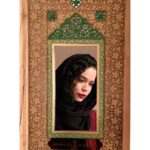 Melika Sharifinia Instagram - ا دیشب که رسیدم خونه با این سورپرایز جذاب مواجه شدم یک آینه‌ی زیبا در بسته‌بندی بسیار شکیل هدیه‌ی دبیر محترم جشنواره‌ی فیلم فجر برای سیمرغ‌داران دوره‌های پیشین 🙏🏻🌹 این هدیه‌ منو برد به پنج سال قبل زمانی که برای «تاجی» عزیزم، تاجیِ صبورم جایزه‌ی جشنواره‌ی فیلم فجر رو گرفتم برای فیلم «اشباح» استاد داریوش مهرجویی کارگردان برتر‌ ، مهربان و همیشه محبوبم که افتخار نقش‌آفرینی در «سه» فیلم ایشان تا ابد در کارنامه‌ی کاری‌ام خواهد درخشید فیلم‌های «پری» «مهمان مامان» و «اشباح» که برای من اون جایزه‌ی شیرین رو به ارمغان آورد دیشب با دیدن این هدیه‌ی زیبا دوباره به یاد تمام زحماتی افتادم که برای تاجیِ عزیز و بی پناهم کشیدم و نتیجه‌ش تشویق لذت بخش «داوران» بود 🌹 خلاصه که... خیلی چسبید! 😌