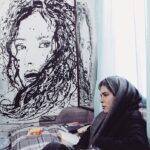 Melika Sharifinia Instagram - ا نمایی از فیلم «بازدم» که اکرانش همچنان در سینماهای هنر و تجربه ادامه داره 🌹 ا نقاشی به دیوار ، اثر خودم تکنیک Drip painting ابعاد : 150.120 در این تکنیک بوم روی زمین قرار می‌گیرد و رنگ از بالا و با فاصله‌ به حالت قطره‌ای یا مستمر بر روی بوم ریخته می‌شود بدون تماس کاردک یا قلمو و بدون پیش طرح 🎨