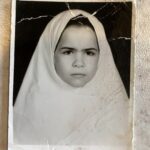 Melika Sharifinia Instagram - . روز معلم رو به همه‌ی معلم‌های عزیزی که همچین بچه‌های بی‌اعصابی رو تحمل کردن تبریک می‌گم!😅 . قشنگ معلومه با عشـــق می‌رفتم مدرسه، نه؟ . . . #معلم #روزمعلم #اعصاب #کودکی #مدرسه