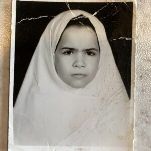 Melika Sharifinia Instagram - .
روز معلم رو به همه‌ی معلم‌های عزیزی که 
همچین بچه‌های بی‌اعصابی رو تحمل کردن تبریک می‌گم!😅
.
قشنگ معلومه با عشـــق می‌رفتم مدرسه، نه؟ 
.
.
.
#معلم #روزمعلم #اعصاب #کودکی #مدرسه