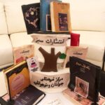 Melika Sharifinia Instagram - . برای من، واژه‌ی پدر بیش از هر چیز سمبل دانش است سمبل هنر و خلاقیتِ مدام از روزی که چشم باز کردم در زندگی‌ام، کتاب دیدم و شعر و خط و نقش و رنگ کودکی من کودکی عجیبی بود و جذاب‌ترین زمانش به پرسه زدن در اتاقی گذشت که دیوارهایش، از کتابخانه بود چون خانه‌ی ما یک اتاق بیشتر نداشت و جایی برای آن‌همه کتاب نبود اما در خانه‌ی کوچک ما همیشه «خلاقیت‌» بود که نتیجه‌اش شد جذاب‌ترین مأمن دنیا اتاق کاری شلوغ و سحرآمیز به نام پدر به کام من! هر روز به شوق کشف نادیده‌ها در مأمن غرق می‌شدم و هر شب با دستی پر از رنگ و چوب و مُغار یواشکی نمی‌خوابیدم! آن جهانِ کتابخانه‌ای بهشتِ من شده بود و کتاب‌هایی که او از هیچ برای نوجوانان پرورانده بود درس‌های روزمره‌ام کتاب‌هایش، آه... کتاب‌هایش کتاب‌هایی پر از حرف و نقش و نگار همراه با ناشنیده‌های بسیار و عجب درس‌های سختی بود شاید هم من زیادی کوچک بودم برای ادبیات پُر‌مفهوم‌شان کتاب‌های دیگرِ دیوارِ بهشت که هیچ برای من حتی یک خط‌شان هم فهمیدنی نبود با سوادِ هفت، هشت ساله‌ی نیمه‌کاره‌ام و موضوعاتِ فلسفی و عجیب‌شان اما باز، با سماجت هر روز نگاه‌شان می‌کردم ورق می‌زدم‌شان زندگی‌شان می‌کردم دلم می‌خواست درک‌شان کنم و بفهمم چرا آن‌قدر برایش مهم‌اند چه چیزی درشان موج می‌زند که باعث شده تمام‌شان را از بر باشد چه حرف عجیبی در آن‌هاست که باعث شده جواب همه‌ی سوال‌ها را بداند… حال که دیگر هم‌سنِ آن سال‌هایش شده‌ام تنها می‌نشینم و لیوان چایی در دست به خودِ آن روزهایم لبخند می‌زنم و می‌گویم حسابی شانس آوردی که خدا خدای معرکه‌ی یکتا چنین پدری را برایت برگزید وگرنه معلوم نبود در کجای زندگی‌ات به این بینش می‌رسیدی شاید خیلی دیر... شاید هرگز دیگر سالیان سال است که فهمیده‌ام جوابِ تمام سوال‌های جهان در بی‌نهایتِ کتاب‌هاست و هر قدر هم که بخوانی و بدانی در مقابل دانستنی‌های بی‌پایانش باز کم است و هنوز هم که هنوز است به وقتِ سرگردانی‌ام میانِ نادانسته‌ها «او» خود، کتابِ زنده‌ای‌ست در جواب همه‌ی سوال‌ها و این خود هدیه‌ی معرکه‌ای‌‌ست برای من از طرف خدا ♥️ ا ا تولدت مبارک خوندنی‌ترین مرسی از خلاقیت و دانشی که هر لحظه در زندگیم جاری بوده و هست به لطف تو 💋 ا ا ساخت کیک زیبا از @rolleta_cake 🙏🏻🌹 ا #تولد #محمدرضاشریفی_نیا #کتاب_هایش!👆 #ملیکا_شریفی_نیا #مهراوه_شریفی_نیا #مبارک #عشق #زندگی #بمون_برامون #♥️