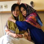 Melika Sharifinia Instagram - ا خواهر قشنگم امیدوارم دیگه هیچ‌ وقت به هیچ دلیلی روی تخت بیمارستان نبینمت ! هیچ چیز در این دنیا برای من سخت تر از این نیست که شاهد درد کشیدن تو باشم... هیچ چیز ☹️ ا ا خدا رو شکر که امر‌وز مرخص میشه اصلا دلم نمی خواست شب تولدش تو بیمارستان باشیم ! ا عکس رو همون اول گرفتم شاخ هم که رسم همیشگی منه در هر حالی باید باشه... 😶