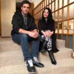 Melika Sharifinia Instagram – ا
با منوچهر هادی عزیز 
کارگردان مهربون دلدادگان ❤️
به بهانه‌ی ۱۰ میلیاردی شدن رحمان ۱۴۰۰ در این زمان کوتاه! 👌
این عکس‌ها یادگارِ اسفند ماهه 
رفته بودم سر صحنه‌ی سریال «دل» عزیزانم رو ببینم 🌹
به همراه بانوان نازنین یکتا ناصر عزیزم 
و خانم افسانه بایگان همیشه زیبا 
یگانه سپیده‌ی دلم و مریم بی‌نظیرم 
و بهاره‌ی خوشگل و متین خانومِ جیگر و نغمه ی درجه یک و… خلاصه جاتون حسابی خالی بود 😍
و جای خواهر قشنگم❤️
ا
کیا رحمان ۱۴۰۰ رو دیدن ؟ خوشتون اومد ؟ 
ا
📸 @mmoeinbagheri 🙏🏻🌹
ا
#منوچهرهادی #یکتاناصر #افسانه_بایگان #ملیکا_شریفی_نیا #رحمان_۱۴۰۰ #دل