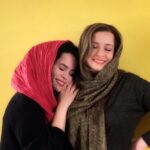 Melika Sharifinia Instagram - . از بچگی با صدای سازش بزرگ شدم هر روز و هر شب نوای دلپذیر پیانوش روشنی‌بخش روزگارم بود و هر روز و هر لحظه از شنیدن این نوای دل‌انگیز غرق غرور و لذت می‌شدم چه وقتی اتود انقلابی شوپن رو می‌زد چه وقتی برای تمریناتش، هانون و چرنی و دیگر دوستان رو که البته وارد بخش دوم نشیم خیلی بهتره چون اون بخش شامل یک سری الفاظ زیبایی هم از سمت من می‌شد که اینجا واقعا نمی‌شه بهشون اشاره کرد خصوصا وقتی هشت صبح اتفاق می‌افتاد!😐 بگذریم اونایی که خواهر پیانیست دارن خوب می‌دونن من چی می‌گم🥲 از شوخی گذشته حقیقت ماجرا اینه که من حتی با صدای تمریناتش هم به وجد می‌اومدم چه برسه به قطعات بی‌نظیری که می‌زد مثل همین الان که هر وقت وسط تمرینش می‌رسم دم در نیم ساعت دیرتر زنگ رو می‌زنم تا قبل از چای‌های فراوان و گپ و گفت خواهرانه از سونات مهتاب بتهوون نهایت لذت رو ببرم و هر روز و هر لحظه خدا رو شکر می‌کنم که همچین خواهر هنرمندی بهم داده که هر وقت حالم خوب نیست و حوصله‌ی هیچی رو ندارم بتونم با معجزه‌ی سازش از این دنیا دور بشم و برم جایی که دست خودمم بهِم نرسه و کیف کنم و عشق کنم و آروم بشم آروم بشم آروم بشم . تولدت مبارک آرامش زندگی من مرسی که به این دنیای عجیب و غریب اومدی تا من بهانه‌ای برای نفس کشیدن داشته باشم تو تمام دنیای منی بدون تو زندگی ممکن نیست بمون برام ♥️ . @mehraveee 🌼 . #تولد #عشق #فروردین #آرامش #زندگی #خواهر