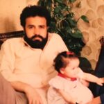 Melika Sharifinia Instagram - ا همراه با جذاب‌ترین بابای دنیا ❤️😌❤️ وقتی هردومون حدودا یک سالمون بود ! آخه الانم هردومون حدودا ۱۸ سالمونه !!! 😬 اون عزیز از همون موقع علاقه‌ی عجیبی به ریش داشت ! و این عزیز... به رنگ قرمز ! 😶 لازم به ذکره که بنده اون عزیز ریشو رو با دنیا عوض نمی‌کنم ❤️ روزت مبارک مهربون‌ترین تکیه‌گاه دنیا بمون براااااااااااااااااااام...💋 ا طبق معمول با کمی تاخیر روز مرد مبارک آقایون عزیز باشه 🌹 جای اونایی که نیستن سبز...🍀 @mohamadrezasharifinia