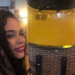 Melika Sharifinia Instagram - ا مـــــــژده ... مــــــــژده ! رنو ۵ دیواری به بازار آمد !! 😀 ا فقط یه سوال برام پیش اومده آیا الان ایشون پدربزرگِ «ال ۹۰» محسوب می‌شن؟ یا پدرِ پدربزرگ‌شون ؟!ا یا پدرِ پدرِ پدربزرگ‌شون ؟!! 😶 ا ا #ملیکا_شریفی_نیا #بازیگر #نقاش #رنو #زرد #رنو۵ #ال_۹۰ #مگامال #دیواری #melikasharifinia #iranianactress #actress #iranianpainter #painter #renault #renault5 #yellow