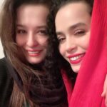 Melika Sharifinia Instagram – .
رعد و‌ برق از جا بلندم می‌کنه 
می‌رم توی بالکن 
بارون همه جا رو برق انداخته
لبخند می‌زنم 
صدای خنده‌هاش توی گوشم پیچیده 
لبخندم پهن‌تر می‌شه 
منتظر بارون تولدش بودم 
اصلا مگه می‌شد روز تولد دختر فروردین 
بارون نیاد؟
لبخندم بند نمیاد 
با خودم می‌گم 
خدا همیشه حواسش هست
خدا 
حواسش به بارون‌های مهم هست 
خدا 
اون‌قدر حواسش هست 
که چنین فرشته‌ای رو آفریده 
و اجازه داده که من خواهرش باشم 
حتی اون‌قدر حواسش هست 
که دقت کرده فرشته‌ی مورد نظر 
فروردینی باشه 
تا من از هر آدم دیگه‌ای بی نیاز باشم
آخه می‌دونین که فروردینی‌ها 
یک نفر حساب نمی‌شن 
هر کدوم‌شون یک لشکر آدمن ! 
که در زمان‌های مختلف 
می‌تونی به هر کدوم دلت بخواد رجوع کنی 
وقتی دلت خنده بخواد بامزه‌ترین آدم جهان می‌شن 
وقتی دلت گریه بخواد پا‌ به پات گریه می‌کنن 
و وقتی دلت نصیحت بخواد یهو می‌شن لقمان حکیم ! 
کلا توی هر شرایطی همیشه همون کاری رو می‌کنن که باید 
و اگر کوچک‌ترین مشکلی برات پیش بیاد 
بزرگ‌ترین کوهِ جهانت می‌شن 
و هیچ‌کس هیچ‌کس هیچ‌کس
به پای حمایت‌ بی‌حدشون نمی‌ر‌سه 
و من 
بی‌نهایت شاکرم 
که خدا 
اون‌قدر حواسش بود
که چنین فرشته‌ای رو به من هدیه داد 
و بی‌نهایت‌‌تر خوشحالم 
که هدیه رو وا نکرده پس نفرستادم!
اوا ببخشید این مال یه متن دیگه بود!!😐ا
و تمام حواسم رو جمع می‌کنم 
که هیچ‌وقت هیچ‌وقت هیچ‌وقت 
خنده از لب‌هاش نره ♥️
این وسط 
تنها چیزی که شاید بتونه 
ذره‌ای از حسم رو بهش نشون بده 
دیالوگ محبوب‌مونه : 
من فکر می‌کنم 
حتما 
روزی 
جایی 
کار خوبی انجام دادم 
که خدا 
تو رو به من داد
ا
تولدت مبارک عشق من ♥️
ا
ا
#بهترین_خواهر_دنیا #عشق #زندگی #نفس #تولد