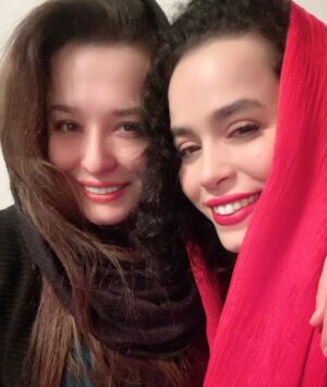 Melika Sharifinia Instagram - .
رعد و‌ برق از جا بلندم می‌کنه 
می‌رم توی بالکن 
بارون همه جا رو برق انداخته
لبخند می‌زنم 
صدای خنده‌هاش توی گوشم پیچیده 
لبخندم پهن‌تر می‌شه 
منتظر بارون تولدش بودم 
اصلا مگه می‌شد روز تولد دختر فروردین 
بارون نیاد؟
لبخندم بند نمیاد 
با خودم می‌گم 
خدا همیشه حواسش هست
خدا 
حواسش به بارون‌های مهم هست 
خدا 
اون‌قدر حواسش هست 
که چنین فرشته‌ای رو آفریده 
و اجازه داده که من خواهرش باشم 
حتی اون‌قدر حواسش هست 
که دقت کرده فرشته‌ی مورد نظر 
فروردینی باشه 
تا من از هر آدم دیگه‌ای بی نیاز باشم
آخه می‌دونین که فروردینی‌ها 
یک نفر حساب نمی‌شن 
هر کدوم‌شون یک لشکر آدمن ! 
که در زمان‌های مختلف 
می‌تونی به هر کدوم دلت بخواد رجوع کنی 
وقتی دلت خنده بخواد بامزه‌ترین آدم جهان می‌شن 
وقتی دلت گریه بخواد پا‌ به پات گریه می‌کنن 
و وقتی دلت نصیحت بخواد یهو می‌شن لقمان حکیم ! 
کلا توی هر شرایطی همیشه همون کاری رو می‌کنن که باید 
و اگر کوچک‌ترین مشکلی برات پیش بیاد 
بزرگ‌ترین کوهِ جهانت می‌شن 
و هیچ‌کس هیچ‌کس هیچ‌کس
به پای حمایت‌ بی‌حدشون نمی‌ر‌سه 
و من 
بی‌نهایت شاکرم 
که خدا 
اون‌قدر حواسش بود
که چنین فرشته‌ای رو به من هدیه داد 
و بی‌نهایت‌‌تر خوشحالم 
که هدیه رو وا نکرده پس نفرستادم!
اوا ببخشید این مال یه متن دیگه بود!!😐ا
و تمام حواسم رو جمع می‌کنم 
که هیچ‌وقت هیچ‌وقت هیچ‌وقت 
خنده از لب‌هاش نره ♥️
این وسط 
تنها چیزی که شاید بتونه 
ذره‌ای از حسم رو بهش نشون بده 
دیالوگ محبوب‌مونه : 
من فکر می‌کنم 
حتما 
روزی 
جایی 
کار خوبی انجام دادم 
که خدا 
تو رو به من داد
ا
تولدت مبارک عشق من ♥️
ا
ا
#بهترین_خواهر_دنیا #عشق #زندگی #نفس #تولد