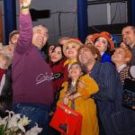 Melika Sharifinia Instagram - ا در کنار عزیزترینِ دلم خواهر بی‌نظیرم ، وینفرد خانومِ مری‌ پاپینز که بازی جذاب و درستش هر بار اشک شوق به چشم‌هام آورد و از دیدن قدرت و تسلطش روی صحنه غرق در غرور و لذت شدم و با نوای دل‌نشین سازش هر بار دلم براش رفت و با تمام وجودم بهش افتخار کردم 😍👏♥️ و شخصِ خانومِ مری‌ پاپینز ، بهنوش جانِ زیبا و جذاب که واقعا نقش به این سختی رو با اون‌همه حرکت و آواز به بهترین نحو اجرا کرد و یک مری پاپینز لوند و‌ دلبرانه رو مهمون قلبم کرد ♥️👏💋 و اما برت عزیز که با اجرای تحسین برانگیزش هر بار لبخند به لبم آورد و با صدای زیباش توانایی‌هاش رو به رخ کشید 👏👌🌹 و جین و مایکل عزییییزدلم ، بازیگرای کوچولو و خوش آتیه‌ی مری پاپینز که واقعا نمی‌دونم چطور در این سن تونستن به این خوبی بازی کنن و به این کوکی بخونن ! خلاصه که بدجوری دلمو بردن ♥️😍♥️ من مری‌پاپینز رو با بازی هر دو آقای بنکس عزیز یعنی هم احسان کرمی و هم کاظم سیاحی دیدم و به نظرم با وجود تفاوت دلپذیری که اجراشون باهم داشت هر دو به شدت روی صحنه درخشیدن👌👏🌹 واقعا نمیشه بیشتر از این تک تک درباره‌ی بازی‌ها نظر بدم ولی می‌خوام چند تا از صحنه‌های این تئاتر که هایلایت قلبم شدن رو بهتون بگم : صحنه‌ی باشکوهِ مغازه‌ی واژه فروشی (سوپرکالی) صحنه‌ی اون سگِ پدرسگ !!ا صحنه‌ی مردِ دونه‌ی پرنده فروش ! با صدای معرکه‌ش صحنه‌ی نمایش وینفرد با پیانوی معرکه‌ش و صحنه‌ی زیبای خداحافظی مری‌پاپینز و برت (فینال ، بادبادک‌ها) ا وقتی گفت قراره مری پاپینز رو اجرا کنن ذوق کردم همیشه عاشق جادو بودم و هستم و خواهم بود از فکر تماشای این همه رنگ و شور و‌ عشق و جادو روی سن تالار وحدت واقعا به وجد اومده بودم و همش با خودم می‌گفتم چطور می‌خوان این کار بزرگ رو با اینهمه اتفاقِ غیر ممکن اجرا کنن ! ولی نتیجه حتی از بهترین حالتی که تصور کرده بودم هم بهتر بود!ا یک کار پرشور و باشکوه که تمام غیرممکن‌ها رو ‌ممکن کرده بود با بازی‌های فوق‌العاده‌ش ، طراحی حرکت و گروه درجه‌ یکش ، آواز و موسیقی پر ابهتش ، طراحی صحنه‌ و لباس درستش ، کارگردانی عالی و جادوهای جذاب و دلبرانه‌ی مری‌ پاپینزیش! الحق که تماشاچی رو دو ساعت از تمام مشکلاتش دور می‌کرد و می‌برد به دنیایی که توش مهربونی تنها دغدغه بود خسته نباشید می‌گم به کل گروه مری‌پاپینز ، روی صحنه ، پشت صحنه و اون عزیزانِ زیرِ صحنه ! پیشنهاد می‌کنم این کار زیبا رو ببینین، فقط ۶ اجرا باقی مونده ♥️ ا پ ن : نور برای عکاسی فاجعه بود خون دل خوردم تا اینا از توش در اومد! 😐 پ پ ن : عاشق عکس چهارمم 😌