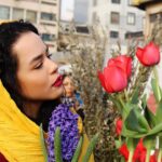 Melika Sharifinia Instagram – ا
قدیمی‌ها می‌گفتند 
با یک گل… بهار نمی‌شود
قدیمی‌ها 
خیال می‌کردند
با شکفتن گل‌های بیشتر است 
که بهار ، رخ می‌نمایاند 
چون در واقع 
رازِ فرارسیدن این بهار نمادین 
در هم‌بستگی‌ست
و اگر همه ‌باهم 
تلاش کنیم و بخواهیم 
بی‌شک آن اتفاقِ درست می‌افتد 
و بالاخره این بهار زیبا
زنگ خانه‌های ما را نیز خواهد زد 
و ما
با چای و نقل و نبات 
به استقبالش خواهیم رفت 
و کیف ‌ها خواهیم کرد
با این قدمِ نورسیده
و حالمان … آه حالمان 
حسابی خوب خواهد شد!
اما خب 
قدیمی‌ها
قدیمی بودند…
قدیمی‌ها 
خبر نداشتند 
این روزها 
حتی اگر تمام گل‌های جهان 
دست به دست هم دهند و 
وجب به وجبِ دنیا را
با وجودشان‌ فرش کنند 
باز هم انگار 
این بهار
به سرزمینِ بی‌گناهِ ما 
نخواهد آمد…
ا
ا
#سیل #بلایای_طبیعی #ایران #بلایای_غیرطبیعی ! #تسلیت
ا
📸 @fatemeabedinii 🍀