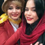 Melika Sharifinia Instagram – ا
در کنار عزیزترینِ دلم خواهر بی‌نظیرم ، وینفرد خانومِ مری‌ پاپینز که بازی جذاب و درستش هر بار اشک شوق به چشم‌هام آورد و از دیدن قدرت و تسلطش روی صحنه غرق در غرور و لذت شدم و با نوای دل‌نشین سازش هر بار دلم براش رفت و با تمام وجودم بهش افتخار کردم 😍👏♥️
و شخصِ خانومِ مری‌ پاپینز ، بهنوش جانِ زیبا و جذاب که واقعا نقش به این سختی رو با اون‌همه حرکت و آواز  به بهترین نحو اجرا کرد و یک مری پاپینز لوند و‌ دلبرانه رو مهمون قلبم کرد ♥️👏💋
و اما برت عزیز که با اجرای تحسین برانگیزش هر بار لبخند به لبم آورد و با صدای زیباش توانایی‌هاش رو به رخ کشید 👏👌🌹
و جین و مایکل عزییییزدلم ، بازیگرای کوچولو و خوش آتیه‌ی مری پاپینز که واقعا نمی‌دونم چطور در این سن تونستن به این خوبی بازی کنن و به این کوکی بخونن ! خلاصه که بدجوری دلمو بردن ♥️😍♥️
من مری‌پاپینز رو با بازی هر دو آقای بنکس عزیز یعنی هم احسان کرمی و هم کاظم سیاحی دیدم و به نظرم با وجود تفاوت دلپذیری که اجراشون باهم داشت هر دو به شدت روی صحنه درخشیدن👌👏🌹
واقعا نمیشه بیشتر از این تک تک درباره‌ی بازی‌ها نظر بدم ولی می‌خوام چند تا از صحنه‌های این تئاتر که هایلایت قلبم شدن رو بهتون بگم :
 صحنه‌ی باشکوهِ مغازه‌ی واژه فروشی (سوپرکالی)
صحنه‌ی اون سگِ پدرسگ !!ا
 صحنه‌ی مردِ دونه‌ی پرنده فروش ! با صدای معرکه‌ش 
صحنه‌ی نمایش وینفرد با پیانوی معرکه‌ش 
و صحنه‌ی زیبای خداحافظی مری‌پاپینز و برت (فینال ، بادبادک‌ها) 
ا
وقتی گفت قراره مری پاپینز رو اجرا کنن ذوق کردم 
همیشه عاشق جادو بودم و هستم و خواهم بود 
از فکر تماشای این همه رنگ و شور و‌ عشق و جادو 
روی سن تالار وحدت واقعا به وجد اومده بودم 
و همش با خودم می‌گفتم چطور می‌خوان این کار بزرگ رو 
با اینهمه اتفاقِ غیر ممکن اجرا کنن ! 
ولی نتیجه حتی از بهترین حالتی که تصور کرده بودم هم بهتر بود!ا
یک کار پرشور و باشکوه که تمام غیرممکن‌ها رو ‌ممکن کرده بود 
با بازی‌های فوق‌العاده‌ش ، طراحی حرکت و گروه درجه‌ یکش ، آواز و موسیقی پر ابهتش ، طراحی صحنه‌ و لباس درستش ، کارگردانی عالی و جادوهای جذاب و دلبرانه‌ی مری‌ پاپینزیش!
الحق که تماشاچی رو دو ساعت از تمام مشکلاتش دور می‌کرد و می‌برد به دنیایی که توش مهربونی تنها دغدغه بود
خسته نباشید می‌گم به کل گروه مری‌پاپینز ، روی صحنه ، پشت صحنه
 و اون عزیزانِ زیرِ صحنه ! 
پیشنهاد می‌کنم این کار زیبا رو ببینین، فقط ۶ اجرا باقی مونده ♥️ ا
پ ن : نور برای عکاسی فاجعه بود 
خون دل خوردم تا اینا از توش در اومد! 😐 
پ پ ن : عاشق عکس چهارمم 😌