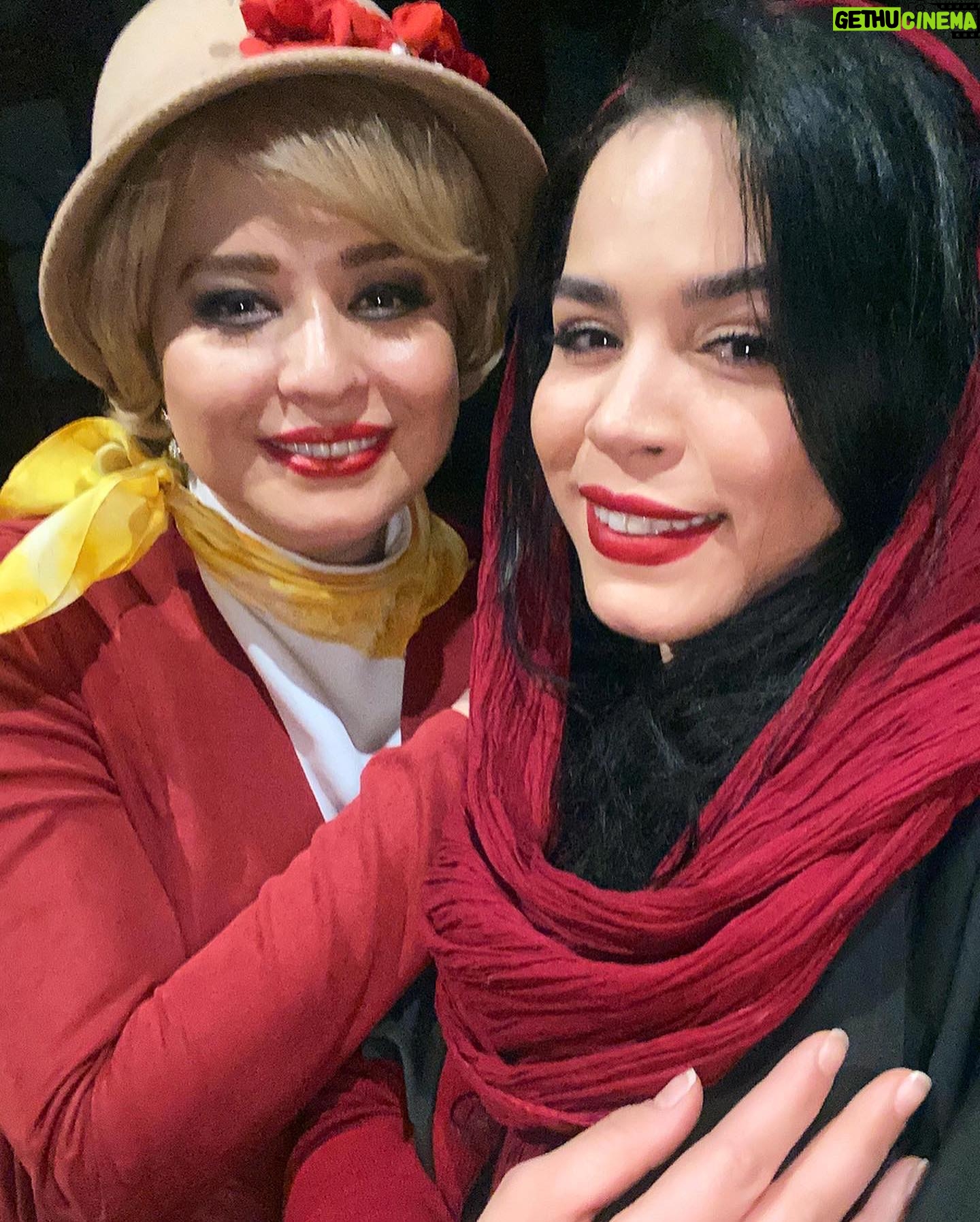 Melika Sharifinia Instagram - ا در کنار عزیزترینِ دلم خواهر بینظیرم ، وینفرد خانومِ مری پاپینز که بازی جذاب و درستش هر بار اشک شوق به چشمهام آورد و از دیدن قدرت و تسلطش روی صحنه غرق در غرور و لذت شدم و با نوای دلنشین سازش هر بار دلم براش رفت و با تمام وجودم بهش افتخار کردم 😍👏♥️ و شخصِ خانومِ مری پاپینز ، بهنوش جانِ زیبا و جذاب که واقعا نقش به این سختی رو با اونهمه حرکت و آواز به بهترین نحو اجرا کرد و یک مری پاپینز لوند و دلبرانه رو مهمون قلبم کرد ♥️👏💋 و اما برت عزیز که با اجرای تحسین برانگیزش هر بار لبخند به لبم آورد و با صدای زیباش تواناییهاش رو به رخ کشید 👏👌🌹 و جین و مایکل عزییییزدلم ، بازیگرای کوچولو و خوش آتیهی مری پاپینز که واقعا نمیدونم چطور در این سن تونستن به این خوبی بازی کنن و به این کوکی بخونن ! خلاصه که بدجوری دلمو بردن ♥️😍♥️ من مریپاپینز رو با بازی هر دو آقای بنکس عزیز یعنی هم احسان کرمی و هم کاظم سیاحی دیدم و به نظرم با وجود تفاوت دلپذیری که اجراشون باهم داشت هر دو به شدت روی صحنه درخشیدن👌👏🌹 واقعا نمیشه بیشتر از این تک تک دربارهی بازیها نظر بدم ولی میخوام چند تا از صحنههای این تئاتر که هایلایت قلبم شدن رو بهتون بگم : صحنهی باشکوهِ مغازهی واژه فروشی (سوپرکالی) صحنهی اون سگِ پدرسگ !!ا صحنهی مردِ دونهی پرنده فروش ! با صدای معرکهش صحنهی نمایش وینفرد با پیانوی معرکهش و صحنهی زیبای خداحافظی مریپاپینز و برت (فینال ، بادبادکها) ا وقتی گفت قراره مری پاپینز رو اجرا کنن ذوق کردم همیشه عاشق جادو بودم و هستم و خواهم بود از فکر تماشای این همه رنگ و شور و عشق و جادو روی سن تالار وحدت واقعا به وجد اومده بودم و همش با خودم میگفتم چطور میخوان این کار بزرگ رو با اینهمه اتفاقِ غیر ممکن اجرا کنن ! ولی نتیجه حتی از بهترین حالتی که تصور کرده بودم هم بهتر بود!ا یک کار پرشور و باشکوه که تمام غیرممکنها رو ممکن کرده بود با بازیهای فوقالعادهش ، طراحی حرکت و گروه درجه یکش ، آواز و موسیقی پر ابهتش ، طراحی صحنه و لباس درستش ، کارگردانی عالی و جادوهای جذاب و دلبرانهی مری پاپینزیش! الحق که تماشاچی رو دو ساعت از تمام مشکلاتش دور میکرد و میبرد به دنیایی که توش مهربونی تنها دغدغه بود خسته نباشید میگم به کل گروه مریپاپینز ، روی صحنه ، پشت صحنه و اون عزیزانِ زیرِ صحنه ! پیشنهاد میکنم این کار زیبا رو ببینین، فقط ۶ اجرا باقی مونده ♥️ ا پ ن : نور برای عکاسی فاجعه بود خون دل خوردم تا اینا از توش در اومد! 😐 پ پ ن : عاشق عکس چهارمم 😌