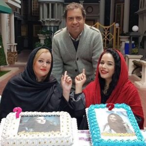 Melika Sharifinia Instagram - ا
یک سورپرایز جذاب دیگه 
از گروهی که واقعا همتا نداره ! ❤️
تولد من و نعیمه‌ی قشنگم که دیروز بود 
تولدت مبارک خوشگل بی نظیرم 💋❤️💋
امیدوارم سال فوق العاده‌ای برات باشه زیبای من 😍
@naeemehnezamdoost 👈❤️💋😍
همیشه گفتم ، به همه گفتم ، بازم می‌گم 
بچه های گل و بلبل مثل یک خانواده می‌مونن 
چنان شور و عشقی در این گروه موج می‌زنه 
که آدم یادش می‌ره اومده سر کار ! 
روزایی که هستی انگار خونه‌ی خودتی 
روزایی که نیستی حسابی دلت تنگ میشه 
تک تک شون انقدر خوش‌قلب و مهربونن
که احساس می‌کنی باید آدم خیلی بهتری بشی
تا لیاقت هم‌نشینی شون رو داشته باشی 🙏🏻🌹
مرسی که هستین عزیزای دل من 
ممنونم از لطف و محبت تک تک‌تون 
مرسی که انقدر خوب و مهربونین 
بدجوری شرمنده‌ کردین 
دلم به داشتنتون گرمه 
سنگ تموم گذاشتین 
عاشقتونم 🙏🏻❤️
ا
تشکر ویژه از کارگردان بی‌نظیرمون 
آقای احمد درویشعلی‌پور عزیز 🌹
@ahmad_darvishalipour 
و نویسنده ی عزیزمون 
آقای محمد درویشعلی پور🌹
@mohammaddarvish 
همچنین آقای مسلم آقاجانزاده 
تهیه کننده‌ی دوست داشتنی‌مون 🌹
و محمدحسین خلیفه‌ی عزیز و مهربون 
@mohammadhoseynkhalifeh 
که همگی باعث و بانی این شب خاطره‌انگیز بودن ا
🌹🌹🌹🌹🌹🙏🏻🙏🏻🙏🏻🌹🌹🌹🌹🌹