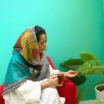 Melika Sharifinia Instagram - ا چای به دست سر به هوا در حال معاینه‌ی گیاها 🌱 ا گیاه مورد علاقه‌‌تون چیه ؟ ا من : گیاهان پهن برگ و سبز و صد البته کاکتوس ! 🌵 ا ا #ملیکا_شریفی_نیا #چای #دارچین #گیاه #جمعه #بابا_آدم #کاکتوس #برگ_انجیری