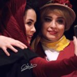 Melika Sharifinia Instagram - ا در کنار عزیزترینِ دلم خواهر بی‌نظیرم ، وینفرد خانومِ مری‌ پاپینز که بازی جذاب و درستش هر بار اشک شوق به چشم‌هام آورد و از دیدن قدرت و تسلطش روی صحنه غرق در غرور و لذت شدم و با نوای دل‌نشین سازش هر بار دلم براش رفت و با تمام وجودم بهش افتخار کردم 😍👏♥️ و شخصِ خانومِ مری‌ پاپینز ، بهنوش جانِ زیبا و جذاب که واقعا نقش به این سختی رو با اون‌همه حرکت و آواز به بهترین نحو اجرا کرد و یک مری پاپینز لوند و‌ دلبرانه رو مهمون قلبم کرد ♥️👏💋 و اما برت عزیز که با اجرای تحسین برانگیزش هر بار لبخند به لبم آورد و با صدای زیباش توانایی‌هاش رو به رخ کشید 👏👌🌹 و جین و مایکل عزییییزدلم ، بازیگرای کوچولو و خوش آتیه‌ی مری پاپینز که واقعا نمی‌دونم چطور در این سن تونستن به این خوبی بازی کنن و به این کوکی بخونن ! خلاصه که بدجوری دلمو بردن ♥️😍♥️ من مری‌پاپینز رو با بازی هر دو آقای بنکس عزیز یعنی هم احسان کرمی و هم کاظم سیاحی دیدم و به نظرم با وجود تفاوت دلپذیری که اجراشون باهم داشت هر دو به شدت روی صحنه درخشیدن👌👏🌹 واقعا نمیشه بیشتر از این تک تک درباره‌ی بازی‌ها نظر بدم ولی می‌خوام چند تا از صحنه‌های این تئاتر که هایلایت قلبم شدن رو بهتون بگم : صحنه‌ی باشکوهِ مغازه‌ی واژه فروشی (سوپرکالی) صحنه‌ی اون سگِ پدرسگ !!ا صحنه‌ی مردِ دونه‌ی پرنده فروش ! با صدای معرکه‌ش صحنه‌ی نمایش وینفرد با پیانوی معرکه‌ش و صحنه‌ی زیبای خداحافظی مری‌پاپینز و برت (فینال ، بادبادک‌ها) ا وقتی گفت قراره مری پاپینز رو اجرا کنن ذوق کردم همیشه عاشق جادو بودم و هستم و خواهم بود از فکر تماشای این همه رنگ و شور و‌ عشق و جادو روی سن تالار وحدت واقعا به وجد اومده بودم و همش با خودم می‌گفتم چطور می‌خوان این کار بزرگ رو با اینهمه اتفاقِ غیر ممکن اجرا کنن ! ولی نتیجه حتی از بهترین حالتی که تصور کرده بودم هم بهتر بود!ا یک کار پرشور و باشکوه که تمام غیرممکن‌ها رو ‌ممکن کرده بود با بازی‌های فوق‌العاده‌ش ، طراحی حرکت و گروه درجه‌ یکش ، آواز و موسیقی پر ابهتش ، طراحی صحنه‌ و لباس درستش ، کارگردانی عالی و جادوهای جذاب و دلبرانه‌ی مری‌ پاپینزیش! الحق که تماشاچی رو دو ساعت از تمام مشکلاتش دور می‌کرد و می‌برد به دنیایی که توش مهربونی تنها دغدغه بود خسته نباشید می‌گم به کل گروه مری‌پاپینز ، روی صحنه ، پشت صحنه و اون عزیزانِ زیرِ صحنه ! پیشنهاد می‌کنم این کار زیبا رو ببینین، فقط ۶ اجرا باقی مونده ♥️ ا پ ن : نور برای عکاسی فاجعه بود خون دل خوردم تا اینا از توش در اومد! 😐 پ پ ن : عاشق عکس چهارمم 😌