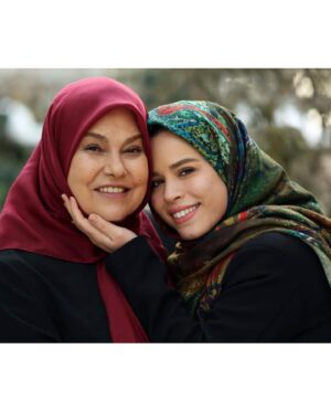Melika Sharifinia Instagram - .
خاطره‌بازی 😍
با یک گروه بی‌نظیر و درجه یک 
به بهانه‌ی بازپخش سریال دلدادگان 
هر شب ساعت ۲۲:۰۰ از شبکه‌ی آی‌فیلم 👌
.
بگین ببینم کیا دلدادگان رو دیدن ؟ 
کیا دوست داشتن ؟ 
کیا دارن از آی فیلم دنبال می‌کنن؟
و کیا خوشحالن که می‌تونن بالاخره با پخش منظم ببینن؟ 😐
.
#دلدادگان #منوچهرهادی #ملیکا_شریفی_نیا #آی_فیلم #تلویزیون #خبر #سینما #یادش_بخیر #♥️