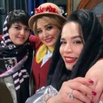 Melika Sharifinia Instagram - ا در کنار عزیزترینِ دلم خواهر بی‌نظیرم ، وینفرد خانومِ مری‌ پاپینز که بازی جذاب و درستش هر بار اشک شوق به چشم‌هام آورد و از دیدن قدرت و تسلطش روی صحنه غرق در غرور و لذت شدم و با نوای دل‌نشین سازش هر بار دلم براش رفت و با تمام وجودم بهش افتخار کردم 😍👏♥️ و شخصِ خانومِ مری‌ پاپینز ، بهنوش جانِ زیبا و جذاب که واقعا نقش به این سختی رو با اون‌همه حرکت و آواز به بهترین نحو اجرا کرد و یک مری پاپینز لوند و‌ دلبرانه رو مهمون قلبم کرد ♥️👏💋 و اما برت عزیز که با اجرای تحسین برانگیزش هر بار لبخند به لبم آورد و با صدای زیباش توانایی‌هاش رو به رخ کشید 👏👌🌹 و جین و مایکل عزییییزدلم ، بازیگرای کوچولو و خوش آتیه‌ی مری پاپینز که واقعا نمی‌دونم چطور در این سن تونستن به این خوبی بازی کنن و به این کوکی بخونن ! خلاصه که بدجوری دلمو بردن ♥️😍♥️ من مری‌پاپینز رو با بازی هر دو آقای بنکس عزیز یعنی هم احسان کرمی و هم کاظم سیاحی دیدم و به نظرم با وجود تفاوت دلپذیری که اجراشون باهم داشت هر دو به شدت روی صحنه درخشیدن👌👏🌹 واقعا نمیشه بیشتر از این تک تک درباره‌ی بازی‌ها نظر بدم ولی می‌خوام چند تا از صحنه‌های این تئاتر که هایلایت قلبم شدن رو بهتون بگم : صحنه‌ی باشکوهِ مغازه‌ی واژه فروشی (سوپرکالی) صحنه‌ی اون سگِ پدرسگ !!ا صحنه‌ی مردِ دونه‌ی پرنده فروش ! با صدای معرکه‌ش صحنه‌ی نمایش وینفرد با پیانوی معرکه‌ش و صحنه‌ی زیبای خداحافظی مری‌پاپینز و برت (فینال ، بادبادک‌ها) ا وقتی گفت قراره مری پاپینز رو اجرا کنن ذوق کردم همیشه عاشق جادو بودم و هستم و خواهم بود از فکر تماشای این همه رنگ و شور و‌ عشق و جادو روی سن تالار وحدت واقعا به وجد اومده بودم و همش با خودم می‌گفتم چطور می‌خوان این کار بزرگ رو با اینهمه اتفاقِ غیر ممکن اجرا کنن ! ولی نتیجه حتی از بهترین حالتی که تصور کرده بودم هم بهتر بود!ا یک کار پرشور و باشکوه که تمام غیرممکن‌ها رو ‌ممکن کرده بود با بازی‌های فوق‌العاده‌ش ، طراحی حرکت و گروه درجه‌ یکش ، آواز و موسیقی پر ابهتش ، طراحی صحنه‌ و لباس درستش ، کارگردانی عالی و جادوهای جذاب و دلبرانه‌ی مری‌ پاپینزیش! الحق که تماشاچی رو دو ساعت از تمام مشکلاتش دور می‌کرد و می‌برد به دنیایی که توش مهربونی تنها دغدغه بود خسته نباشید می‌گم به کل گروه مری‌پاپینز ، روی صحنه ، پشت صحنه و اون عزیزانِ زیرِ صحنه ! پیشنهاد می‌کنم این کار زیبا رو ببینین، فقط ۶ اجرا باقی مونده ♥️ ا پ ن : نور برای عکاسی فاجعه بود خون دل خوردم تا اینا از توش در اومد! 😐 پ پ ن : عاشق عکس چهارمم 😌