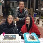 Melika Sharifinia Instagram - ا یک سورپرایز جذاب دیگه از گروهی که واقعا همتا نداره ! ❤️ تولد من و نعیمه‌ی قشنگم که دیروز بود تولدت مبارک خوشگل بی نظیرم 💋❤️💋 امیدوارم سال فوق العاده‌ای برات باشه زیبای من 😍 @naeemehnezamdoost 👈❤️💋😍 همیشه گفتم ، به همه گفتم ، بازم می‌گم بچه های گل و بلبل مثل یک خانواده می‌مونن چنان شور و عشقی در این گروه موج می‌زنه که آدم یادش می‌ره اومده سر کار ! روزایی که هستی انگار خونه‌ی خودتی روزایی که نیستی حسابی دلت تنگ میشه تک تک شون انقدر خوش‌قلب و مهربونن که احساس می‌کنی باید آدم خیلی بهتری بشی تا لیاقت هم‌نشینی شون رو داشته باشی 🙏🏻🌹 مرسی که هستین عزیزای دل من ممنونم از لطف و محبت تک تک‌تون مرسی که انقدر خوب و مهربونین بدجوری شرمنده‌ کردین دلم به داشتنتون گرمه سنگ تموم گذاشتین عاشقتونم 🙏🏻❤️ ا تشکر ویژه از کارگردان بی‌نظیرمون آقای احمد درویشعلی‌پور عزیز 🌹 @ahmad_darvishalipour و نویسنده ی عزیزمون آقای محمد درویشعلی پور🌹 @mohammaddarvish همچنین آقای مسلم آقاجانزاده تهیه کننده‌ی دوست داشتنی‌مون 🌹 و محمدحسین خلیفه‌ی عزیز و مهربون @mohammadhoseynkhalifeh که همگی باعث و بانی این شب خاطره‌انگیز بودن ا 🌹🌹🌹🌹🌹🙏🏻🙏🏻🙏🏻🌹🌹🌹🌹🌹