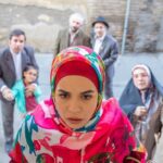Melika Sharifinia Instagram - . کتونی زرنگی عجیب‌ترین کمدی‌‌‌ که تا حالا کار کردم ! با یک کارگردان فوق‌العاده جالب و درجه یک👌 مغزشو می‌خرم !! @alimolagholipoor 🌹 . سریال تلویزیونی «کتونی زرنگی» به کارگردانی #علی_ملاقلی_پور و تهیه‌کنندگی #محمدرضا_شفاه از نیمه گذشت . هدایت هاشمی، افسانه چهره آزاد، ملیکا شریفی‌نیا، علی سلیمانی، علیرضا جعفری ، مصطفی ساسانی با هنرمندی محمود جعفری بازیگران اصلی و رادمهر رزمجوی و عماد شعبانی بازیگران خردسال «کتونی زرنگی» را تشکیل می‌دهند. . #کتونی_زرنگی یک کمدی پرانرژی اجتماعی‌ است که نگارش فیلمنامه آن را محسن ملکی و حسین حقیقی برعهده داشته‌اند . در خلاصه داستان «کتونی زرنگی» آمده است: "آقام همیشه میگه زِرنگ ته چاهه... ولی نمی‌دونه اگه من ته چاهم باشم، کفترِ چاهی‌ام، بالاخره می‌پرم!" . طبق برنامه‌ریزی‌ها قرار است این سریال در زمستان امسال روی آنتن شبکه سه برود ا عکس‌ها از @hamid.zarrabi👌🌹 . #ملیکا_شریفی_نیا #سریال #شبکه۳ #خنده #کمدی #کتونی_زرنگی #زمستان #هدایت_هاشمی #افسانه_چهره_آزاد