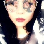 Melika Sharifinia Instagram - ا اصلا بیایید همه با هم از امروز دنیا را گُل‌گلی ببینیم ! انگار هم نه انگار که انگاری...😶 ا دنیای شما چه رنگیه ؟ ساده‌ست یا طرح‌دار ؟! ا دنیای من هر لحظه یه شکله ! هر روزم زمین تا آسمون با خودِ قبلیش در تضاده ولی بیشترِ وقتایی که دل به دلش می‌دم و با حوصله نگاش می‌کنم آبی فیروزه‌ای کمرنگه با خالای ریزِ سفید ا #ملیکا_شریفی_نیا #ملیکاشریفی_نیا #بازیگر #نقاش #گلگلی #melikasharifinia #iranianactress #actress #painter #iranianpainter #فیروزه_ای #خالخالی #دنیا #زندگی #حال_خوب #تغییر #زاویه_دید