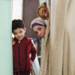 Melika Sharifinia Instagram – .
کتونی زرنگی 
عجیب‌ترین کمدی‌‌‌ که تا حالا کار کردم ! 
با یک کارگردان فوق‌العاده جالب و درجه یک👌
مغزشو می‌خرم !!
@alimolagholipoor 🌹
.
سریال تلویزیونی «کتونی زرنگی» به کارگردانی #علی_ملاقلی_پور و تهیه‌کنندگی #محمدرضا_شفاه از نیمه گذشت
.
هدایت هاشمی، افسانه چهره آزاد، ملیکا شریفی‌نیا، علی سلیمانی، علیرضا جعفری ، مصطفی ساسانی با هنرمندی محمود جعفری بازیگران اصلی و رادمهر رزمجوی و عماد شعبانی بازیگران خردسال «کتونی زرنگی» را تشکیل می‌دهند.
.
#کتونی_زرنگی یک کمدی پرانرژی اجتماعی‌ است که نگارش فیلمنامه آن را محسن ملکی و حسین حقیقی برعهده داشته‌اند
.
در خلاصه داستان «کتونی زرنگی» آمده است: “آقام همیشه میگه زِرنگ ته چاهه… ولی نمی‌دونه اگه من ته چاهم باشم، کفترِ چاهی‌ام، بالاخره می‌پرم!”
. 
طبق برنامه‌ریزی‌ها قرار است این سریال در زمستان امسال روی آنتن شبکه سه برود
ا
عکس‌ها از  @hamid.zarrabi👌🌹
.
#ملیکا_شریفی_نیا #سریال #شبکه۳ #خنده #کمدی #کتونی_زرنگی #زمستان #هدایت_هاشمی #افسانه_چهره_آزاد