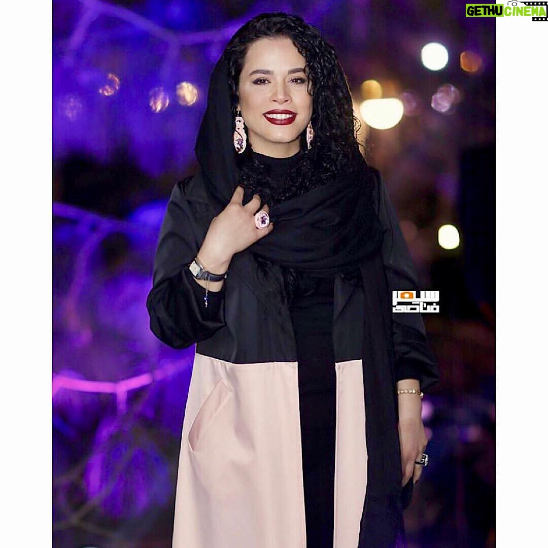 Melika Sharifinia Instagram - ا افتتاحیهی رستوران « های نون » به دعوت عزیزان ، رضا حداد و سیامک انصاری 🌹 @highnoon_restaurant عکس های زیبا از مریم رضوی عزیزدلم @maryamrazavii ❤️ آزاده امیرخان نازنینم @azadehamirkhan ❤️ و سپهر فتاحی دوست داشتنی @sepehrfattahi 🌹 ا مانتوای که عاشقش هستم از ندای مهربون و هنرمندم @olga.gallery 😍 زیورآلات دست ساز دوست هنرمندم دلارام عزیز @delnia_gallery 💋 ا #ملیکاشریفی_نیا #ملیکا_شریفی_نیا #اراده #تغییر #کیلوریزون #رستوران_های_نون #رضاحداد #سیامک_انصاری #افتتاحیه