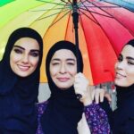 Melika Sharifinia Instagram - . با نجلای زیبا و عمه خانوم جون ♥️ اولین قسمت نجلا رو دوست داشتین؟ . نجلا عید و ماه‌رمضان هزار و چهارصد و یک . هر شب ساعت ۲۰:۳۰ از شبکه ۳ سیما . تکرارها (ظاهرا): ۱:۳۰ بامداد ۱۰ صبح ۱۴:۳۰ بعد از ظهر . کارگردان: خیرالله تقیانی پور تهیه کننده: سعید سعدی . . عکس‌های زیبا از سیروس عبدلی عزیز 🌹 @sirous_abdoli . #نجلا۲ #سریال #تلویزیون #شبکه۳ #عید #نوروز #ماه_رمضان