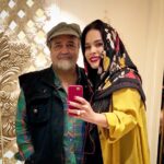 Melika Sharifinia Instagram – ا
بهترین معلم زندگی من 
تولدت مبارک ♥️
@mohamadrezasharifinia 
ا
بچه بودم شاید ۶ یا ۷ سالم بود 
مامان بابام‌ داشتن باهم صحبت می‌کردن 
مهراوه هم خودشو زده بود به خواب که از دست من راحت باشه! 
آخر صحبت‌شو‌ن بابام گفت برای بعضی‌ها همیشه مرغ همسایه غازه!
گفتم: بابا مرغ همسایه غازه یعنی چی؟ 
کلا بچه‌ی کنجاوی بودم، ولی مهم‌ترین دلیل اون سوال این بود که عاشق حیوونا بودم و برام جالب بود که یک مرغی هست که می‌تونه برای یک نفر دیگه غاز بشه! آخه خودم هم یه جوجه داشتم که یهو مرغ شده بود! بعد از یه مدت هم کاشف به عمل اومد که خروس شده!! البته من همون موقع هم منتظر بودم که بعدش غاز بشه و زودتر براش تولد بگیرم که دیگه بره به سمت «قو» شدن، ولی هیچ‌وقت غاز  نشد که نشد و ا‌ون‌قدر قوقولی‌قوقو کرد که مامانم اینا مجبور شدن ببرنش همون مزرعه‌ای که حیوونا می‌رن و خیلی خوشبخت می‌شن!! خلاصه اون موقع چون فقط تا قسمت خروس شدن ماجرا رو دیده بودم از بابام پرسیدم، اونم به جای این‌که برام توضیح بده، گفت: به نظر خودت یعنی چی؟ اگر معنیش رو درست بگی جایزه داری! منم که اسم جایزه می‌اومد سر از پا نمی‌شناختم، یک ساعت تمام هر آنچه به ذهن کودکانه‌م می‌رسید رو گفتم ولی موفق نشدم
بعد که بابام برام توضیح داد خیلی تعجب کردم‌
چون خیلی کوچیک بودم و در زندگی ساده‌‌ی خودمون با همچین حسی مواجه نشده بودم، ما همیشه به چیزی که داشتیم قانع بودیم و چیزهایی که دیگران داشتن برای ما مساله نبود
مساله‌ی پدر و مادر من همیشه چیزهایی بود که دیگران نداشتن و فعالیت‌هاشون در راستای ایجاد آرامش و رفاه نسبی در زندگی اون آدم‌ها بود
این‌ها رو بعد از این‌که بابام برام دلیل ندونستنم رو توضیح داد درک کردم و خیالم راحت شد، چون پیش خودم فکر کرده بودم خنگ‌ترین دختر جهانم! ولی ماجرا عمیق تر از این حرف‌ها بود و ربطی به هوش من نداشت، ربط به بستر درستی داشت که درش پرورش یافته بودم 
ربط به هم‌نشین نشدن با آدم‌هایی داشت که براشون مرغ همسایه غاز بود! چون مرغ همسایه برای ما همیشه مرغ بود و آدم‌هایی با این دیدگاه از زندگی ما دور بودن
تا من و مهراوه این موضوع رو از اونها یاد نگیریم
تا ما حتی درکش نکنیم 
تا همیشه در امان بمونیم 
از این‌ چشم‌و‌‌هم‌چشمی‌ها 
تا باور داشته باشیم، به خودمون 
قانع باشیم، به دارایی‌ اندک‌مون
و واقف باشیم، به ارزش وجودی‌مون 
که هرگز با هیچ‌چیز و هیچ‌کس 
قابل مقایسه نخواهد بود
اون شب 
من جایزه‌ای نگرفتم 
اون شب 
مرغ همسایه 
برای من «غاز» نشد
بلکه یک «فانوس» روشن شد 
در آستانه‌ی ورود کودکانه‌ام 
به جهانِ تاریک
آدم بزرگ‌ها!‌