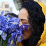 Melika Sharifinia Instagram – .
حال و هوای این روزها 
باید این‌شکلی می‌بود 
پر از رنگ 
پر از عشق 
پر از زندگی
. 
دلم برای پرسه زدن تو تجریش 
بو کردن گل‌ها 
شمردن سین‌ها 
مقایسه‌ی احمقانه‌ی سیرها 
دنبال اسپند خرد نشده گشتن 
خرید کردن از دست‌فروش‌ها 
دعا کردنِ چای فروش‌ها
آشنا دیدن میون جمعیت و 
حال هوای دم عید 
پر می‌کشه
پــــر می‌کـــــشه
پــــــــــر می‌کـــــــــــشه
.
شما دل‌تون برای چی پر می‌کشه؟
.
.
📸: @fatemeabedinii 🌹
#عید #نوروز #سال_نو #کرونا #قرنطینه #امید #زندگی