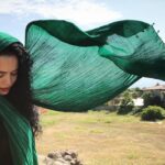 Melika Sharifinia Instagram - 📣 مسابقه !ا بازی امروز رو پیش بینی کنید 💚 پیش بینی من : ۱-۲ ایران 😀 و البته که خدا زیاد کنه ! تا آخر بازی می تونین اینجا باهم صحبت کنین و دور هم باشین ! کسانی که پیش بینی شون‌ درست باشه و «قبل از شروع بازی» کامنتشون رو گذاشته باشن تو استوری تگ میشن ! 😀❤️ ا عکس زیبا و خیلی مناسب امروز من از پسرعمه چشم قشنگه 😬❤️ گفت پرچم کامل سرت کناااا گفتم یه رنگش کافیه! 😂 @ahmadreza_shojaei ا #football #team_melli #worldcup2018 #I_support_Iran #melikasharifinia #iranianartist #iranianactress #iran