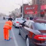 Melika Sharifinia Instagram - . یک آدم حسابی به تمام معنا چقدر دلم می‌خواست جای اون رهگذر عزیز بودم جای دو تا مُشتِ حسابی روی صورت اون دوست بی‌شعورمون بدجوری خالیه! . #بی_شعور_نباشیم #رفتگر #احترام #آدم_حسابی #دمش_گرم