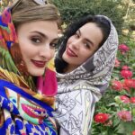 Melika Sharifinia Instagram - . دیدن دوستان صمیمی قبل از سفر از اوجب واجباته وسط این‌همه کار و دوندگی، فقط عشق و اهمیت و شوق دیدار می‌تونست باعث بشه که ما دوتا هرجور شده زمان‌مون رو خالی کنیم تا لذت چای خوردن با رفیق رو از دست ندیم♥️ به‌ هر حال سفر، سفره و آدم از فرداش خبر نداره خوشحالم که مهم‌ترین‌هام رو این چند روز دیدم حالا با آرامش بیشتری می‌رم در آغوش دمای ۴۶ درجه!🔥 . . پ‌ن: ماسک‌هامون رو برای عکس درآوردیم که معلوم شه کی به کیه . پ‌پ‌ن: آبادان یکی از جذاب‌ترین شهرهاییه که تا حالا رفتم و یاد محبت‌‌های مردم نازنینش هنوز لبخند به لبم میاره خوشحالم که «نجلا» باعث شد دوباره به این شهر جذاب سفر کنم امیدوارم بتونیم مهمون‌های خوبی براشون باشیم البته شک ندارم اگر بد هم باشیم پذیرای ما خواهند بود در این حد مهمون‌نوازن♥️ . . #رفیق #عشق #اهمیت #دیدار #سفر #آبادان #مردم_نازنین #مهمون_نواز #کرونا