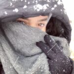 Melika Sharifinia Instagram - . تمرین روز برفی پیاده‌روی به عشق خواهر! . درسته که هیچی نمی‌تونست امروز من رو توی خونه نگه داره ولی هیچ‌کس هم جز تو نمی‌تونست «پیاده‌روی» زیر برف رو اون‌‌قدر جذاب و آسون نشون بده که منِ تنبلِ راه نَرو حاضر شم یک ساعت توی این هوا پیاده‌ راه برم! و بیست تا لباس روی هم بپوشم که یخ نزنم، در نتیجه از گرما بپزم و مسیرو اون‌قدر نزدیک جلوه بده که تمام راه به این فکر کنم که چرا نمی‌رسم بعدم تازه بگه این مسیرو خودش یک ربعه می‌ره!! خلاصه کل این پیاده‌روی به زمزمه کردن یک سری کلمات خاص گذشت که متاسفانه قابل پخش نیستن وگرنه حتما براتون می‌نوشتم! اما خیال‌تون راحت همه رو شخصا به خودش گفتم 🙃 . . #برف #پیاده_روی #خواهر #عشق