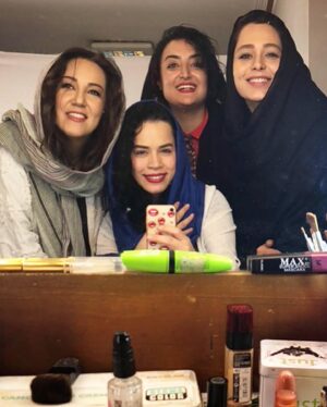 Melika Sharifinia Instagram - .
خاطره‌بازی 😍
با یک گروه بی‌نظیر و درجه یک 
به بهانه‌ی بازپخش سریال دلدادگان 
هر شب ساعت ۲۲:۰۰ از شبکه‌ی آی‌فیلم 👌
.
بگین ببینم کیا دلدادگان رو دیدن ؟ 
کیا دوست داشتن ؟ 
کیا دارن از آی فیلم دنبال می‌کنن؟
و کیا خوشحالن که می‌تونن بالاخره با پخش منظم ببینن؟ 😐
.
#دلدادگان #منوچهرهادی #ملیکا_شریفی_نیا #آی_فیلم #تلویزیون #خبر #سینما #یادش_بخیر #♥️