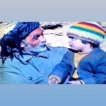 Melika Sharifinia Instagram - . چند سال پیش، بعد از سال‌ها در جشنواره‌ی کودک اصفهان دیدم‌تون و از شادی لبریز شدم پروازمون باهم یکی بود و تونستم ساعتی از حضور پرمهرتون بهره‌ ببرم شما باورتون نمی‌شد که من اون‌قدر بزرگ شده باشم و من باورم نمی‌شد که شما هنوز همون‌قدر سرزنده باشین همون روز بهتون گفتم چقدر ازتون ممنونم که سر فیلم اوینار به بچه‌ی شیطونی مثل من این‌طور توجه کردین و با بازی‌های جالب‌تون، خلاقیت‌های ذهنیم رو در اون سنِ کم تقویت کردین دیدار دوباره‌ی شما یکی از شانس‌های زندگی من بود خیلی خوشحالم که تونستم این حرف‌ها رو زمانی که سالم و سرزنده بودین بهتون بگم و خیلی خیلی خوشحالم که چند وقت بعد از اون دیدار این فیلم رو پیدا کردم و گذاشتم توی صفحه‌م که ببینین و خاطراتی که باهم دوره کردیم براتون تازه بشه هم‌بازی مهربون و بزرگوار کودکی یادتون تا ابد در قلب من سبزه روح‌ بزرگ‌تون شاد...♥️ . . این روزها غم تمومی نداره ای کاش این مریضی ریشه‌کن بشه ای کاش دیگه هیچ‌کس غم نبینه برای همه‌ی بازمانده‌های این فاجعه آرزوی صبر می‌کنم من رو در غم خودتون شریک بدونین مواظب خودتون باشین . . #کرونا #پرویزپورحسینی #روحت_شاد #هم_بازی #عزیز #کودکی
