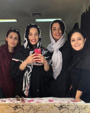Melika Sharifinia Instagram - .
خاطره‌بازی 😍
با یک گروه بی‌نظیر و درجه یک 
به بهانه‌ی بازپخش سریال دلدادگان 
هر شب ساعت ۲۲:۰۰ از شبکه‌ی آی‌فیلم 👌
.
بگین ببینم کیا دلدادگان رو دیدن ؟ 
کیا دوست داشتن ؟ 
کیا دارن از آی فیلم دنبال می‌کنن؟
و کیا خوشحالن که می‌تونن بالاخره با پخش منظم ببینن؟ 😐
.
#دلدادگان #منوچهرهادی #ملیکا_شریفی_نیا #آی_فیلم #تلویزیون #خبر #سینما #یادش_بخیر #♥️