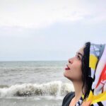 Melika Sharifinia Instagram - ا پروردگارا به من آرامشی عطا فرما تا بپذيرم آنچه را كه «نمي توانم» تغيير دهم و شهامتی تا تغيير دهم، آنچه را که «مي‌توانم» و بينشی تا «تفاوت» اين دو را بدانم پروردگارا به من زیستی عطا فرما که در لحظه‌ی مرگ بر بی‌ثمری لحظاتی که به زیستن گذشت حسرت نخورم و مرگی که بر بیهودگی‌اش، سوگوار نباشم... ا نیایشی تأمل برانگیز 🌙 التماس دعا در این لحظات زیبا 🙏🏻 نماز روزه‌هاتون قبول باشه ♥️ ا عکس از پسرعمه جان دل @ahmadreza_shojaei ❤️ ا #ملیکا_شریفی_نیا #تغییر #دریا #دعا #نیایش #آرامش #خدا