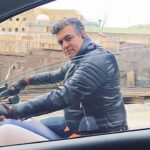 Melika Sharifinia Instagram - . اولین باری که دیدمش پاییز بود و هوا سرد و اولین مکالمه‌‌ی ما دعوا سرِ یک کت بود! من داشتم یخ می‌زدم اون به زور می‌خواست کتش رو بهم بده و یک ساعت تمام طول کشید تا اصرارِ اون به یک‌دندگی من غلبه کرد و بالاخره اون کت روی دوشم نشست حالا سال‌ها از اون روز می‌گذره و هنوز که هنوزه، هر روز و هر لحظه احساس می‌کنم اون کت روی دوشمه پشتم به داشتنش گرمه . رفیق درجه‌یک من عجب خوشبختم که خدا تو رو به دنیای من هدیه داد تو من رو به این باور رسوندی که هیچ چیزی غیرممکن نیست واژه‌ی رفاقت با تو معنا پیدا می‌کنه شاد باش و بدرخش مثل همیشه تولدت مبارک🌻 @sam.nouri . . پ‌ن: این فیلم مال پارساله برای همین ماسک نداره . . #تولد #رفیق #درجه_یک #سام_نوری