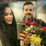 Melika Sharifinia Instagram - . قویا معتقدم که تو برای این به دنیا اومدی که من همیشه دلیلی برای بلند بلند خندیدن و کیلو کیلو حرص خوردن داشته باشم! توی دیوانه تنها کسی هستی که‌ می‌تونه در اوج عصبانیت من رو با تمام وجودم بخندونه و در اوج شادی کاری کنه که از عصبانیت منفجر بشم!! توی دیوانه‌ی بدقول تنها کسی هستی که می‌تونه ساعت‌ها برای عکاسی از من وقت بذاره و هیچ‌وقت اون عکس‌ها رو بهم نده! توی دیوانه‌ی بدقولِ لعنتی تنها کسی هستی که می‌تونه همه‌ی سفارش‌هارو اشتباه و پس و‌ پیش بگیره ولی توسط من به قتل نرسه! توی دیوانه‌ی بدقولِ لعنتیِ دوست‌داشتنی تنها کسی هستی که می‌تونه یهو سه ماه نباشه و نباشه و نباشه ولی هر لحظه از هر ماه یادش تو قلب من جاری باشه ♥️ . ای «جگ» جذاب و هنرمندم مرسی که به دنیا اومدی تو اگه نبودی دنیای من این‌طور «سبزآبی» نبود تولدت مبارک 💚💙 @ahmadreza_shojaei . پ‌ن: عکس مربوط به پارسال پاییزه اون موقع که کرونایی در کار نبود انگار هزار سال پیش بود! یادش بخیر . #تولد #پسرعمه #عزیز #عشق #شهریور