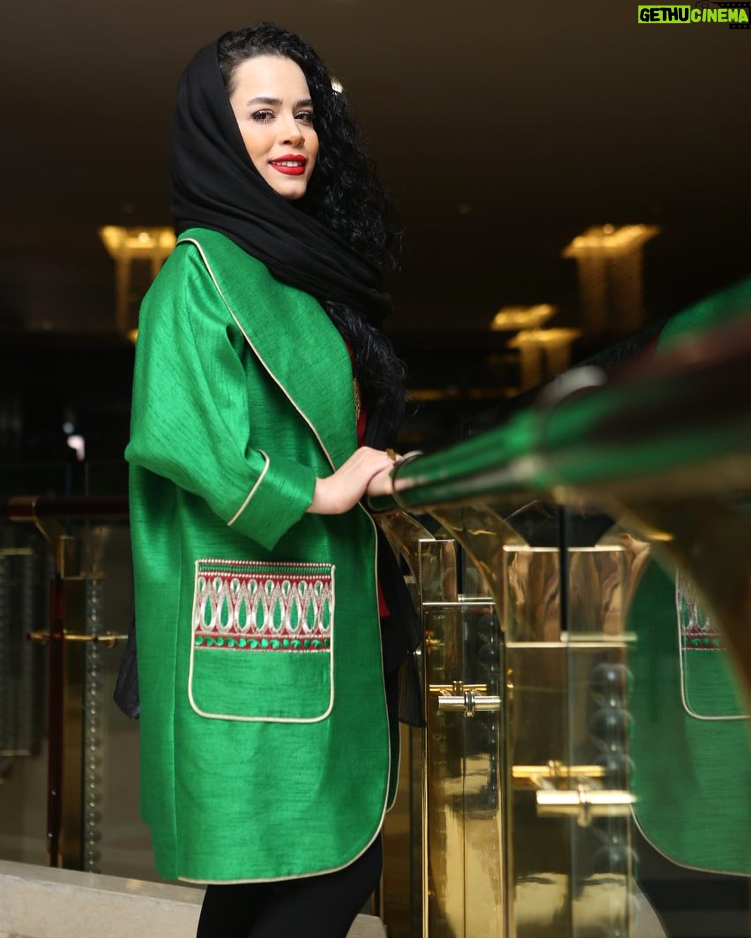 Melika Sharifinia Instagram - ا میهمانی خصوصی فیلم چهارراه استانبول فیلمی جذاب با بازیهایی درخشان به یاد فداکاری آتشنشانان همیشه قهرمان🌹 ا ا عکاس : آرشا عقیقی عزیز @arsha.aghighi 🌹 ا ا ممنونم از دوست هنرمندم ندا برای طراحی این مانتوی زیبا @olga.gallery 🙏🏻🌹