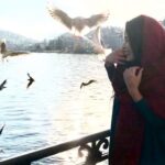 Melika Sharifinia Instagram - ا خاطره‌بازی ظهر جمعه 🕊 در خدمت مرغان دریایی عزیز و مهمان نواز‌ ! که به خاطر دو تا دونه عکس نزدیک بود بنده رو بخورن ! 😐 خوبه قبلش اینهمه بهشون غذا دادیم !!ا ا من از صدای مرغ دریایی می‌ترسم ! شما چطور؟ 😶 ا عکس‌ها مربوط به دو سال پیش هستند که به دعوت جشنواره‌ی فیلم‌های ورزشی میلان ، بخاطر برگزیده شدن فیلم «عشق نیکان » با عزیزان دلم رفتیم 🌹 ا 🙏🏻📸 @aboozarhid 😍♥️ @farnaz.amini69 🌹 @mohamadshamaeian ا #ملیکا_شریفی_نیا #فرناز_امینی #عشق_نیکان #مرغ_دریایی